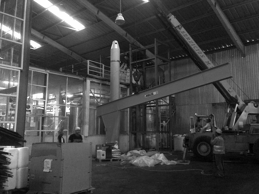 Grúa Giratoria para Producción de Bebidas